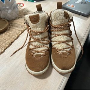 UGG Women's Lakesider Heritage Mid Ankle Boot size 7